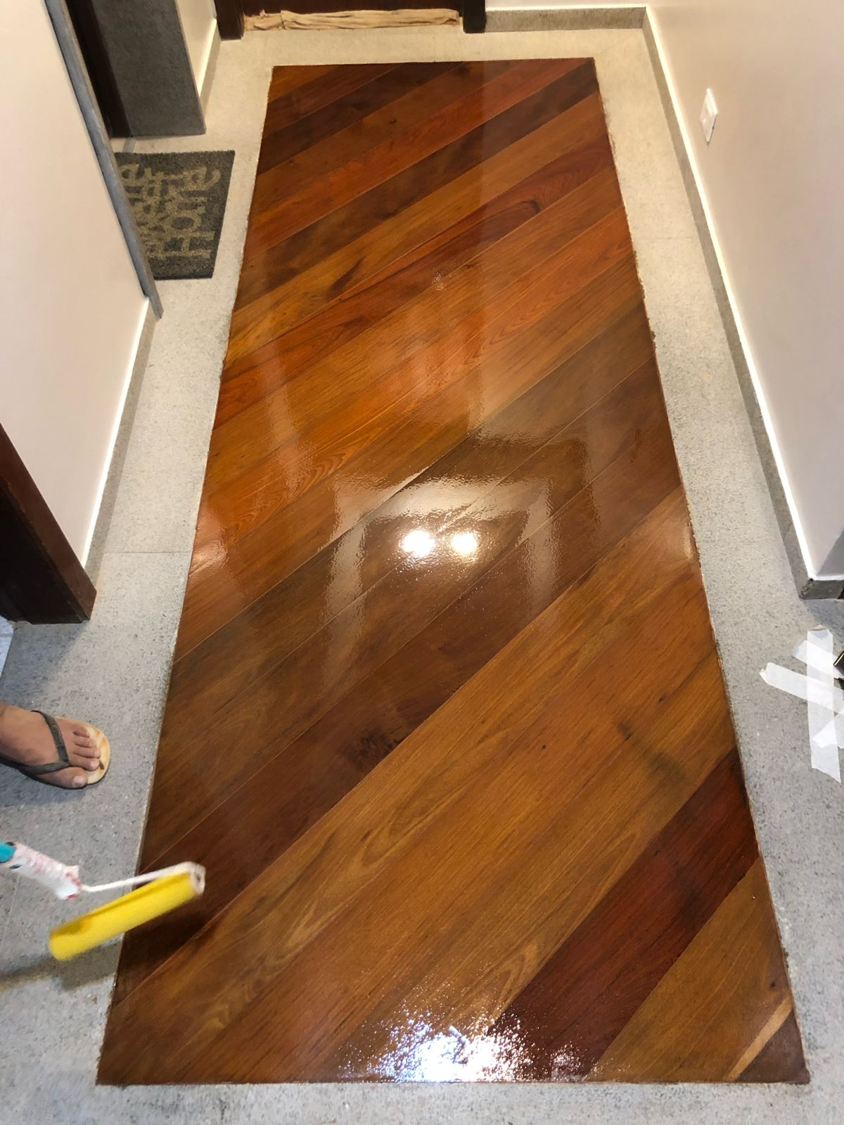 Aplicação do sinteco com rolo deixando o piso brilhante