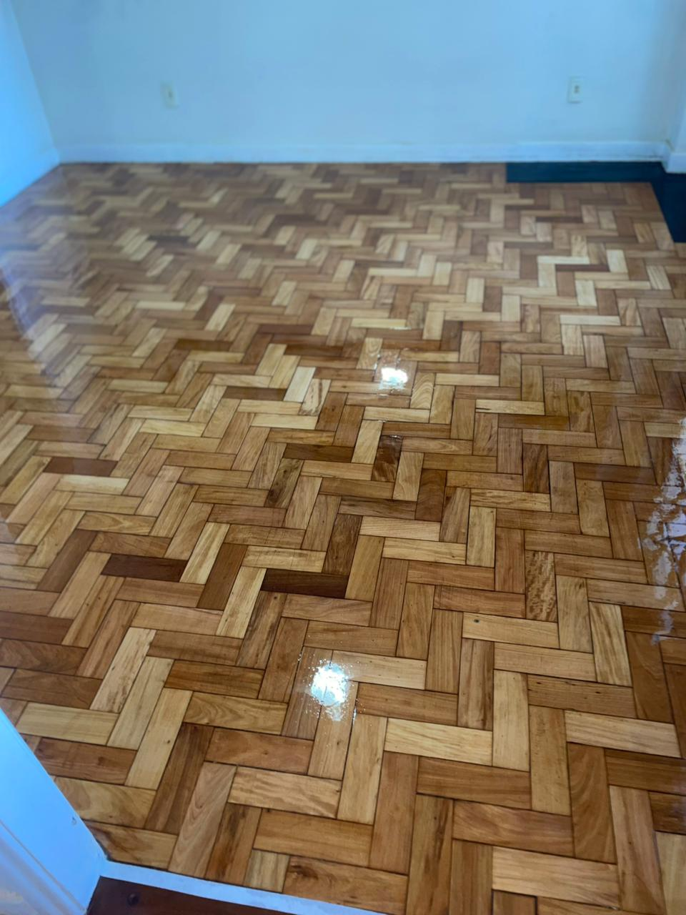Piso em espinha de peixe com sinteco aplicado e brilho uniforme